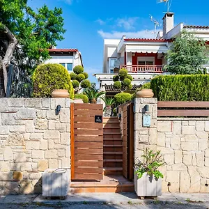 Emily's Luxury , Pefkochori Yunanistan